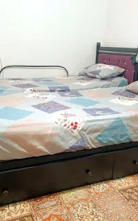 تخت دو طبقه ، کنار همن