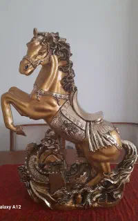 مجسمه زیبایی اسب طلایی
