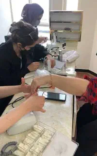 آموزش کاشت ناخن