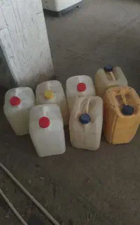 ۲۰ عدد گالن و یک بشکه آهنی ۲۲۰ لیتری