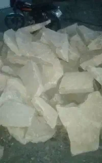 نصف کامیون سنگ فرش.
