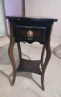 زیر تلفن چوبی