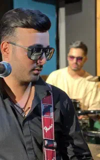 خواننده و نوازنده گیتار گروه موزیک