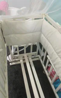 تخت نوزاد کنار مادر