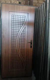درب چوبی ورودی و اتاقی