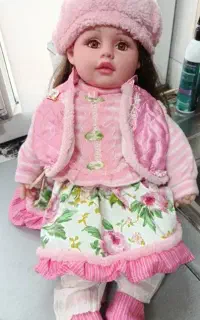 عروسک نوزاد سخنگو با لباس صورتی و کلاه پشمی