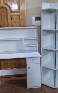 میز تحریر و کتابخانه