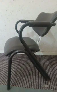 صندلی مشکی رنگ کوره ای