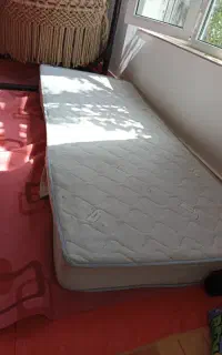 تشک تک نفره همراه با تخت فلزی به رنگ صورتی