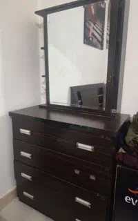 دلاور و اینه و کمد