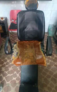 یک صندلی آرایشگاه مردانه دست دوم