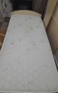 تخت خواب یک نفره در حد نو چوبی