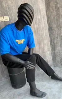 مانکن حرفه ای نشسته