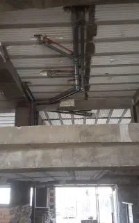 به یک نیروماهرویک شاگرددرکارلوله کشی ساختمان