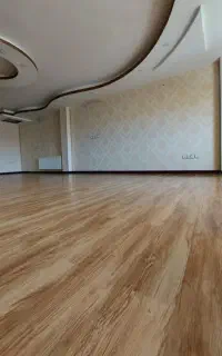 نصب کاغذ دیواری.پوستر .قرنیز
