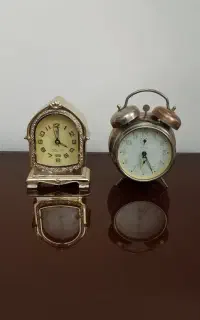 ساعت پیتر کوکی و افتابه برنجی و جلیقه منجوق دوزی