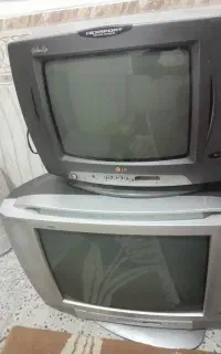 تلویزیون  دوتا نیم سوز شده آن.