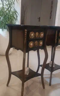 میز آباژور و تلفن