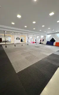 جذب مربی یوگا با تجربه و جوان خانم