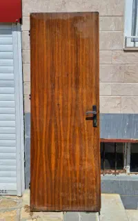 در چوبی سالم بدون چارچوب