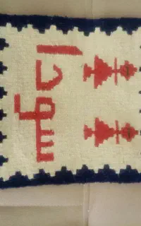 کوسن.دسته کلید.زیر لیوانی. و گلیم اسم
