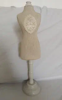 مانکن جواهرات و لوازم آرایشی