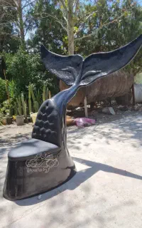 مجسمه و صندلی دم وال، مبل تک دم نهنگ