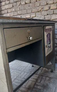 میز. منبری و ماشین حساب و موتور