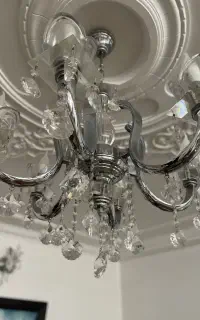 ۲ عدد لوستر ۶ شاخه بهمراه ۳ عدد دیوارکوب
