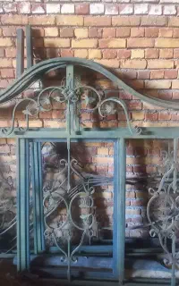 دو عدد پنجره فلزی نرده دار