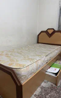 یک عدد تخت چوبی بسیار شیک بهمراه تشک اشانتیون