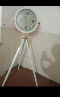 ساعت  پایه دار
