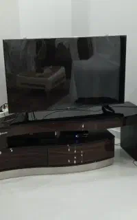 میز تلویزیون و سینمای خانگی و ساعت ایستاده