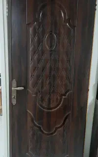 یک درب اتاق ویک درب ورودی کامل سالم تمیز