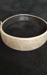 دستبند طلا یک و نیم درصد روی تابلو