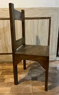 صندلی چوبی در حد نو
