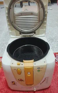 یک دستگاه سرخ کن آشپزخانه  SUN STAR ساناستار