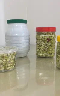 ترشی گوجه سبز ترد محلی تازه خانگی