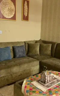 مبل ال بهمراه جلو مبلی و دو عدد پاف کاملا نو