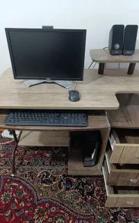 یک عدد میز زیر کامپیوتر