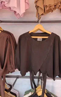 فروشنده خانم لباس زنونه