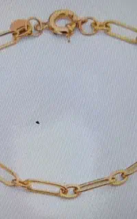 دستبندطلا گم کردم سنجاق کنارش داشت