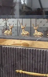 مجستمه گوزن و ادمک