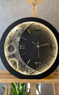 ساعت ماه نورپردازی شده