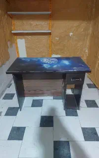 میز کامپوتر کار کرده سالم