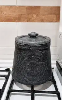 دیگ سنگی و تعدادی وسایل منزل