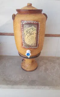 کلمن آب سفالی با استندقابلمه.