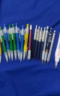 تعدادی خودکار و اتود و غلط گیر