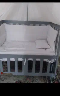 تخت کنار مادر