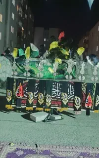 علامت ۹ تیغ بزرگ با کتیبه و‌شال و پایه